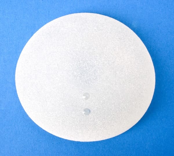 Implant mammaire anatomique vu de face