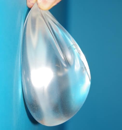 Implant mammaire rond à gel souple en position verticale