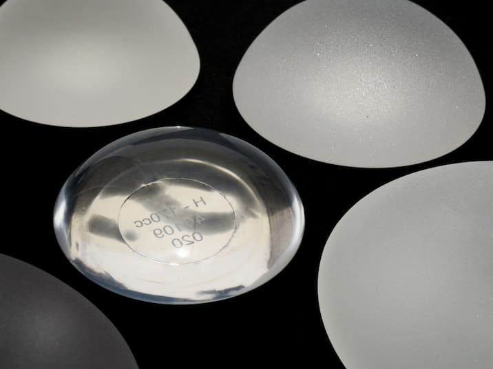 Implants mammaires à enveloppe lisse ou texturée